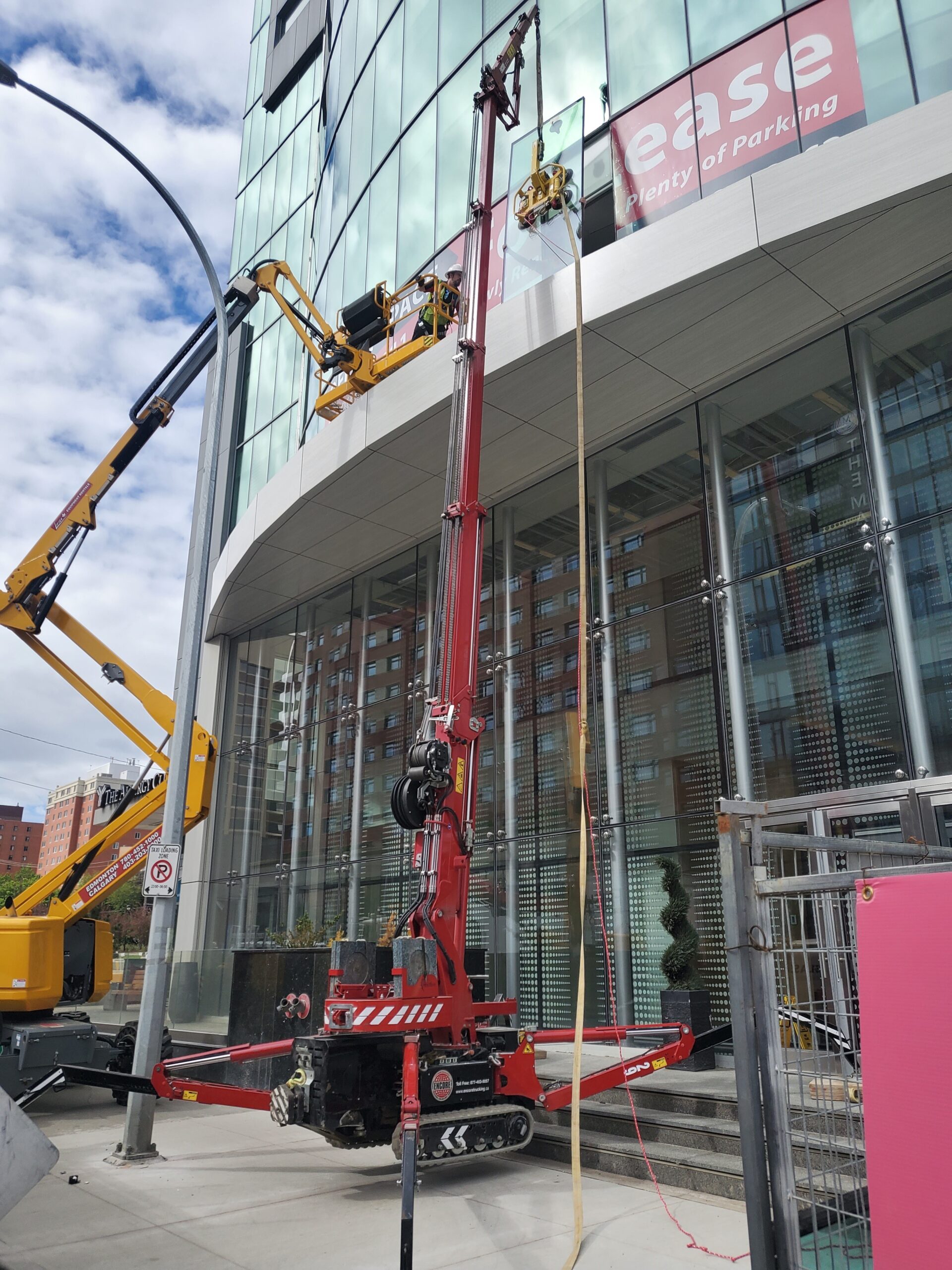 Hoeflon Minicrane installing glass